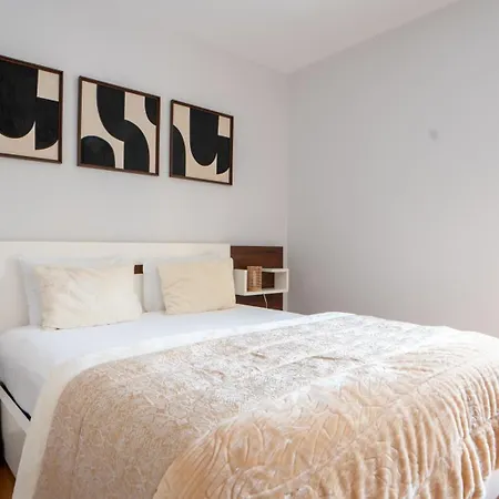 Deluxe Living By Lovelystay