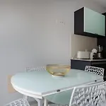Deluxe Living By Lovelystay アパート